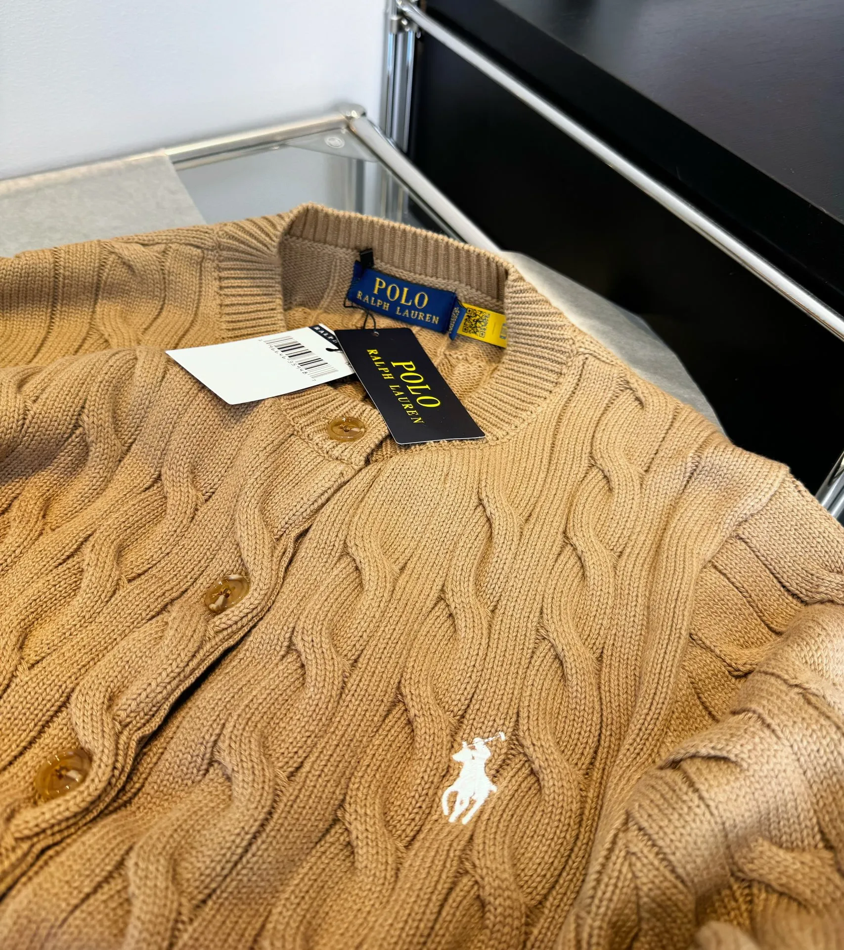 🅿️240 Style number: L05 (khaki) Ralph Lauren RL classic war horse logo embroidery on the chest cable pattern twist button round neck long sleeves buttoned knitted sweater cardigan jacket Color: SIZE: XS S M L Size reference # Length Bust Shoulder width 64 52 45 I will always love sweet girls. The soft and glutinous🧶🫶 style is a very classic cable sweater. It has an American retro college style. It feels very comfortable. It is a must-have item for spring, autumn and winter wardrobes. It also looks good when layered as an inner layer in cold weather. High-density LOGO embroidery on the chest, and original customization of tag accessories. Made of pure cotton yarn 🧶 blended with wool, pure cotton is skin-friendly and comfortable, small label war horse embroidered twist turtleneck sweater 🐎 high quality. Follow the blogger to learn how to wear it! Let’s get a Ralph Lauren cable sweater. It’s a super hard-to-find series after it became popular. It’s hard to find one on the official website. It’s simple and practical to wear, with a lazy and loose feel. The thickened fabric has a more texture, soft and delicate feel, and a loose fit. Whether worn alone or layered, you can wear different styles of fashion with just one piece. ⚠️Contains wool products🦙 Pay attention to the washing method to avoid shrinkage